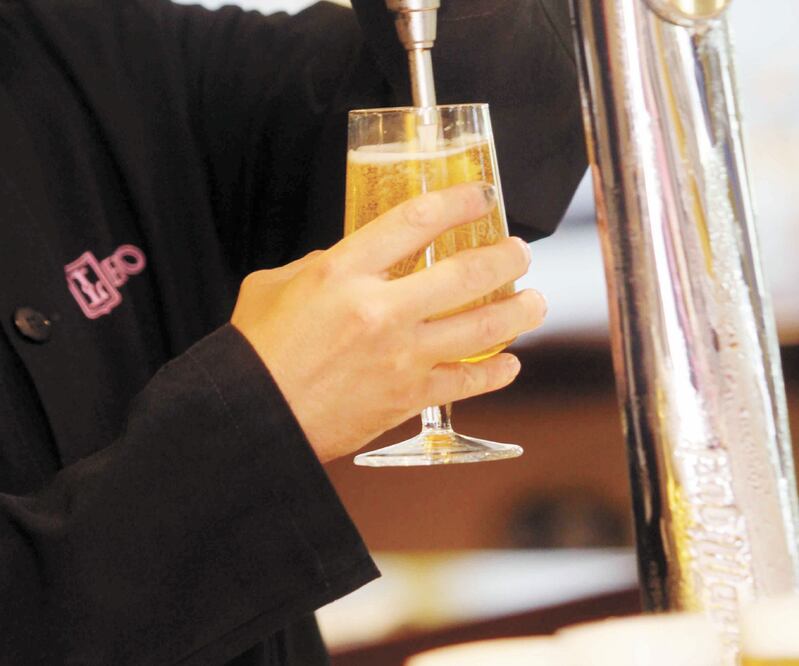 Error de comunicación. Con solamente 25% de su personal trabajando, algunos productores de cerveza retomaron producción. Foto: ARCHIVO EL UNIVERSAL