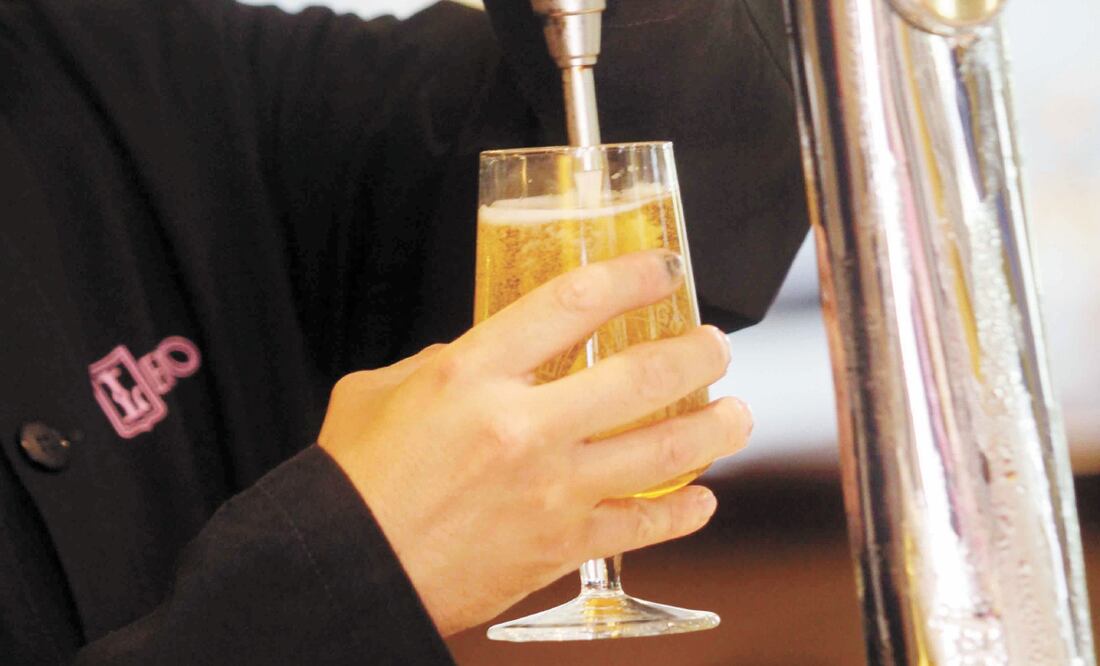 Error de comunicación. Con solamente 25% de su personal trabajando, algunos productores de cerveza retomaron producción. Foto: ARCHIVO EL UNIVERSAL