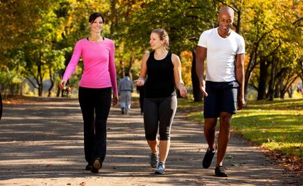 Caminar después de comer tiene sus ventajas ¡Conócelas!