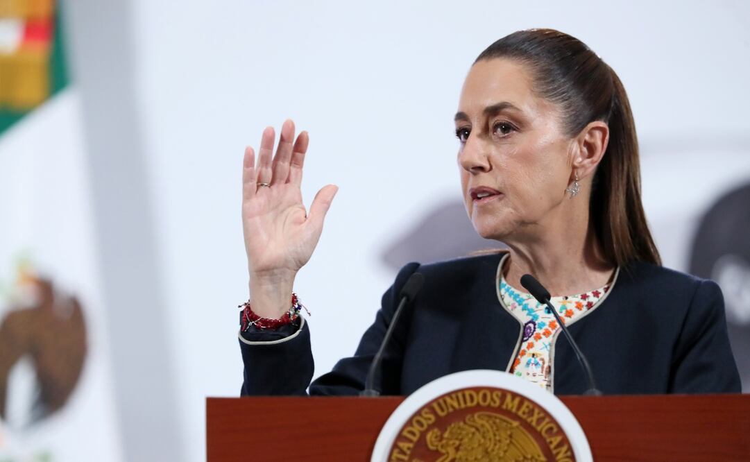 La presidenta de México, Claudia Sheinbaum, habla durante una rueda de prensa este lunes, en el Palacio Nacional de la Ciudad de México. Foto: EFE/ Mario Guzmán