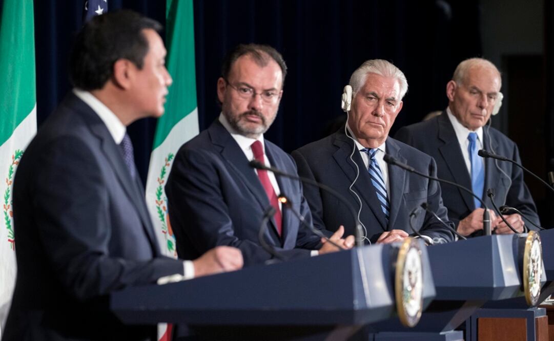 El secretario de Gobernación, Miguel Ángel Osorio Chong, el canciller mexicano, Luis Videgaray, el secretario de Estado de EU, Rex Tillerson, y el secretario de Seguridad Nacional de ese mismo país, John Kelly (en ese orden) (Foto: EFE)