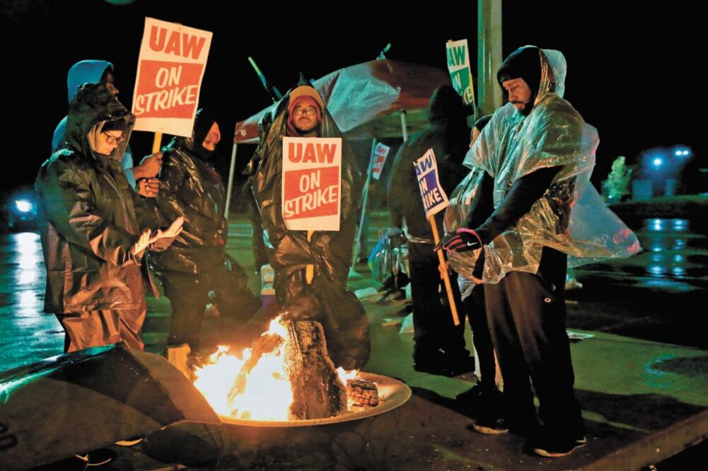 Miembros del sindicato United Auto Workers se mantienen en huelga frente al Centro de la Asamblea General Motors Wentzville, Missouri. Foto: LAURIE SKRIVAN. AP