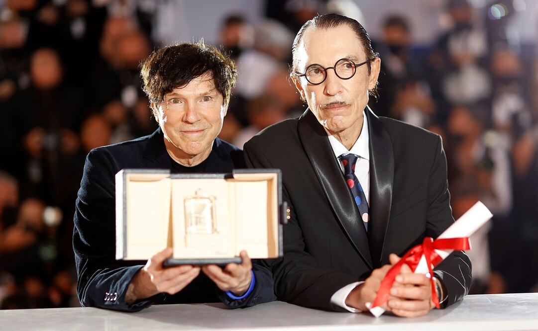 Los compositores de música estadounidense Ron Mael (R) y Russell Mael posan con el premio Mejor director por la película "Annette" en nombre del director francés Leos Carax. Foto: EFE 