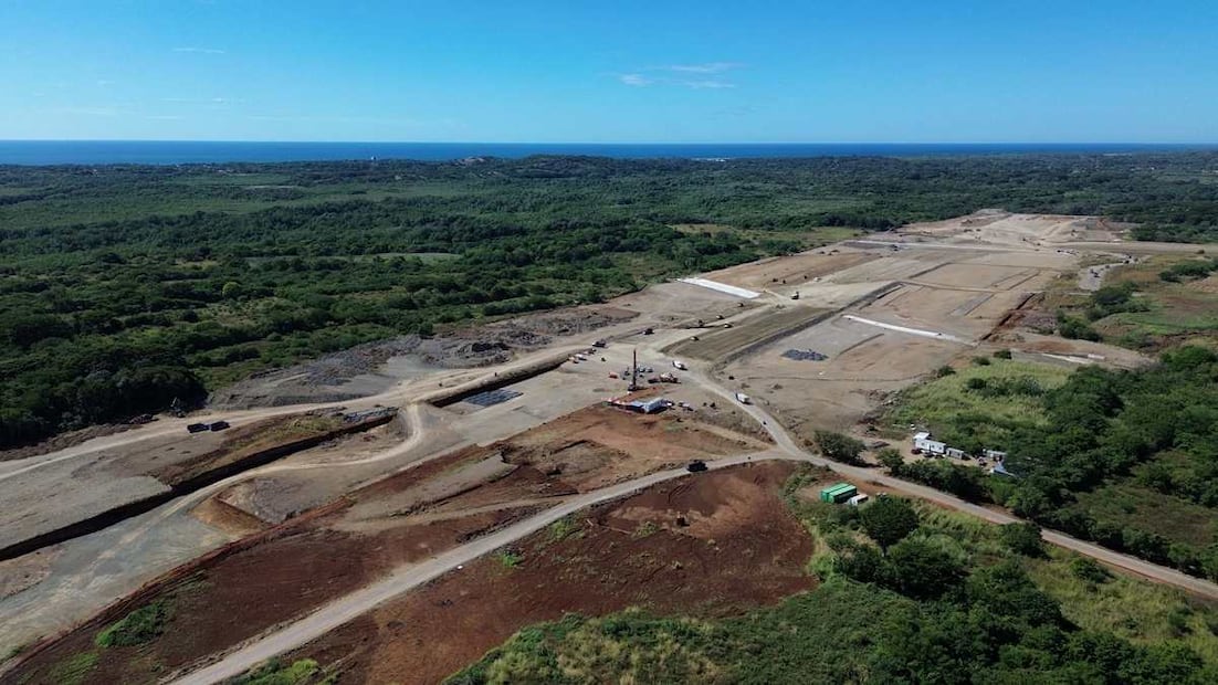 Proyecto emblema
La construcción del Aeropuerto del Pacífico, uno de los proyectos emblema del Presidente Nayib Bukele, avanza hace 10 meses y contempla, en una etapa inicial, una inversión de US$ 4.400 millones, con fondos provenientes del Banco de Desarrollo de América Latina (CAF),del gobierno de España, mediante un fondo para internacionalización de la empresa, y $50 millones de fondos de la Comisión Ejecutiva Portuaria Autónoma (CEPA), encargada de la ejecución del proyecto. Detalles como el estudio de factibilidad, compra de inmuebles y el contrato de la constructora a cargo de las obras fueron declarado bajo reserva total a inicios de diciembre, por la CEPA, que esgrimió que esos documentos tienen “trascendencia estratégica” para el proyecto. Foto: Luis Martínez / La Prensa Gráfica, El Salvador