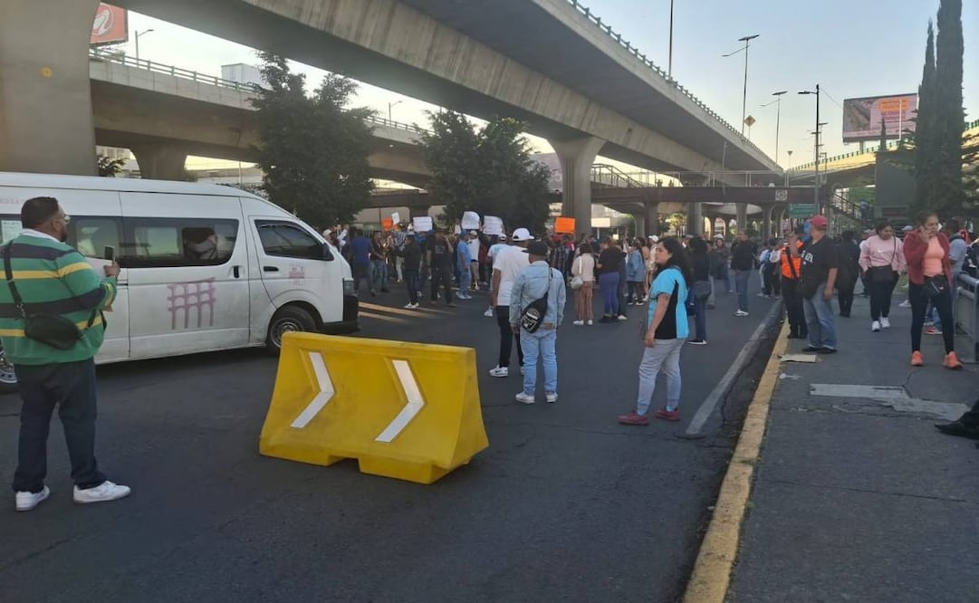 Manifestantes bloquean carriles centrales y laterales de Periférico Norte; denuncian cierre de inmuebles usados por agrupaciones AA. Foto: Especiales.