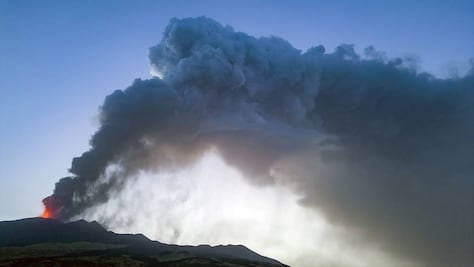 La erupción del volcán Etna se intensifica con lava y una columna de humo de 5 kilómetros
