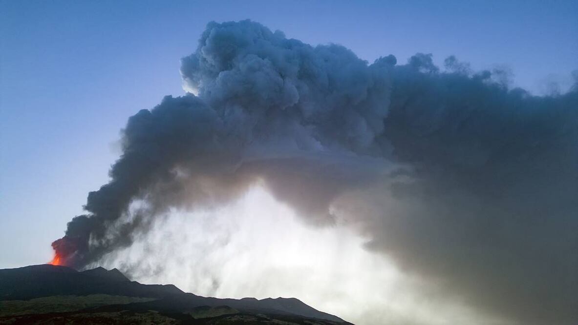 Una imagen muestra la erupción del volcán Etna el 7 de julio de 2024 en Sicilia. FOTO: AFP