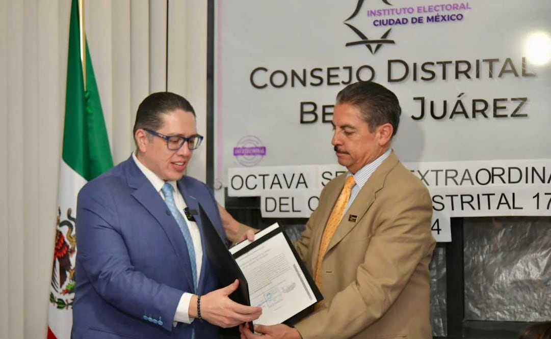 Luis Mendoza recibió su constancia de mayoría de votos del Instituto Electoral de la Ciudad de México. Foto: Especial