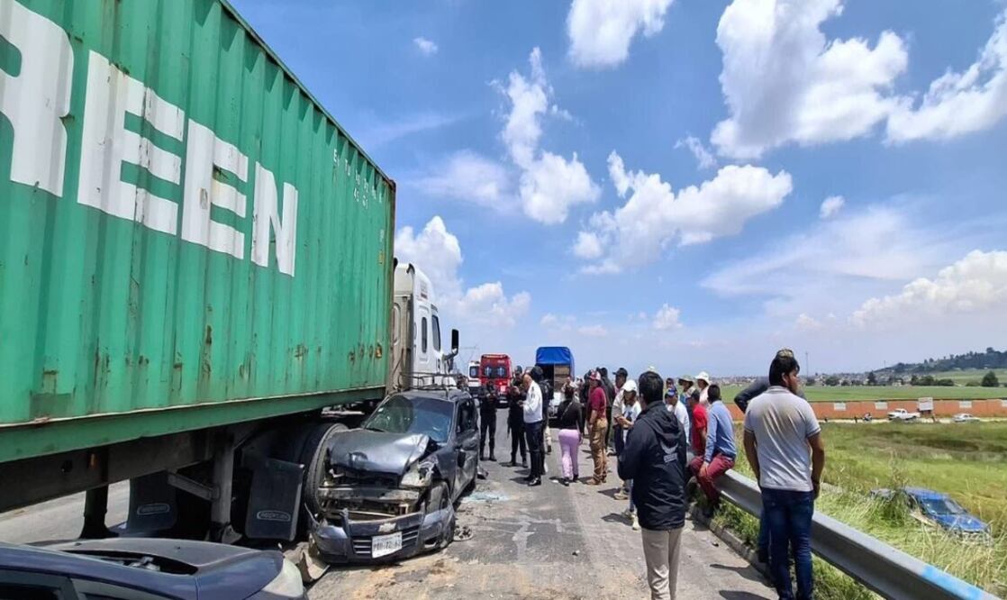 Este viernes, un tráiler se quedó sin frenos e impactó a 12 vehículos sobre el Libramiento Bicentenario, en Toluca, Estado de México. (Foto: especial)