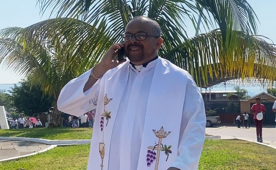 Gilberto Vergara García, párroco de Aguililla, Michoacán. Foto: Carlos Arrrieta. El Universal