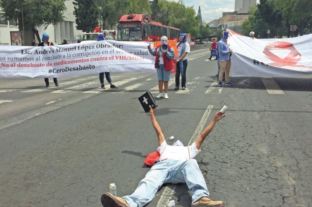Protesta. Pacientes e integrantes de organizaciones civiles taparon su rostro con máscaras y bloquearon Insurgentes Norte. Foto: PERLA MIRANDA. EL UNIVERSAL
