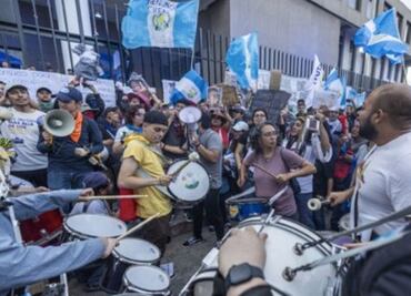Guatemaltecos protestan en contra de "golpe de Estado" denunciado por presidente electo Bernardo Arévalo