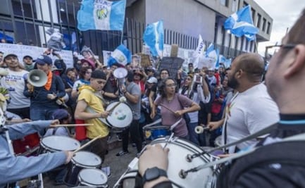 Guatemaltecos protestan en contra de "golpe de Estado" denunciado por presidente electo Bernardo Arévalo