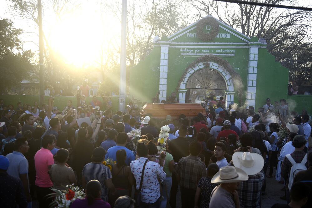 En el poblado de Amilcingo despiden los restos mortales de quien fuera líder comunitario Samir Flores (TONY RIVERA. EL UNIVERSAL)