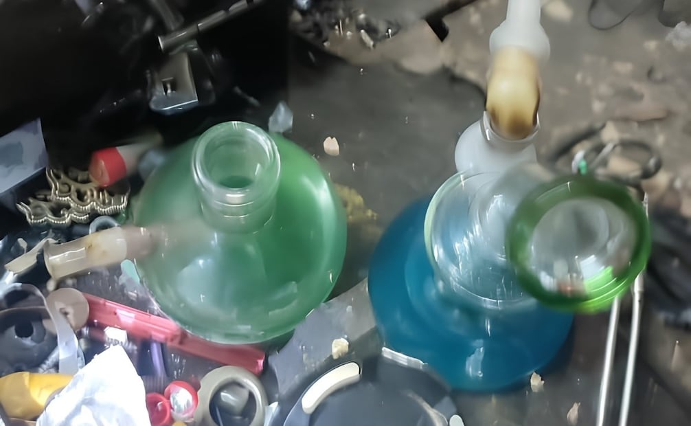 En el cateo encontraron drogas, armas y pipas utilizadas para el consumo de sustancias. 19/09/2026. | Foto: Especial.