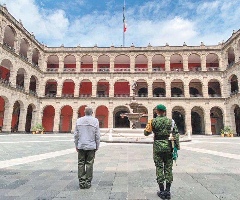 El presidente Andrés Manuel López Obrador encabezó el primer toque de silencio en homenaje a los fallecidos por Covid-19 y en reconocimiento al personal médico que continúa salvando vidas. PRESIDENCIA