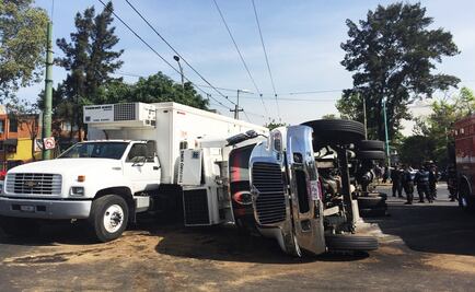 Caos vial por volcadura de camión en Eje 1 Norte