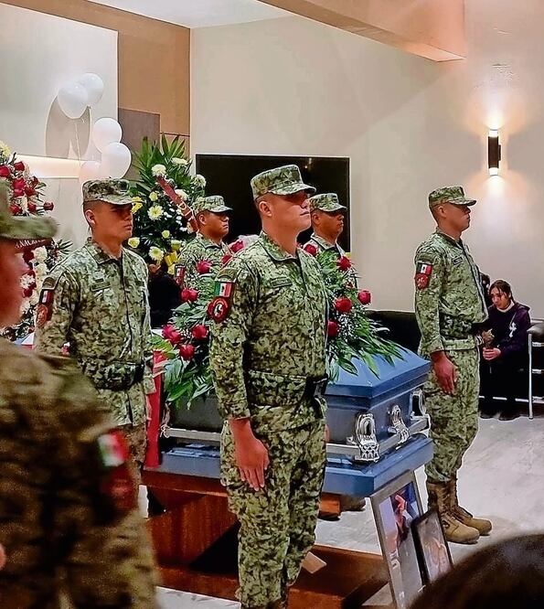 Michael Arellano fue recibido con honras fúnebres y guardia militar. Una Bandera mexicana
envolvió su ataúd y sus restos fueron enterrados en el panteón municipa. Foto Especial