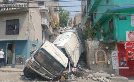 Camión sin frenos se estrella contra casas en Naucalpan; hay un lesionado y una mujer sin vida 