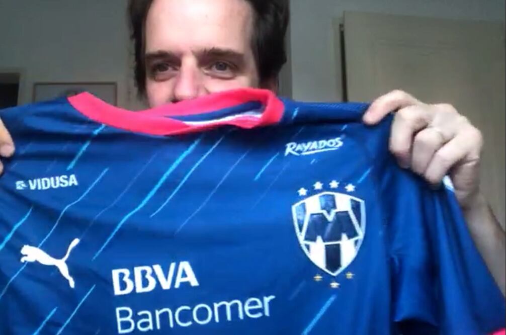 El actor se encuenta en cuarentena, con su colección de camisetas. Especial