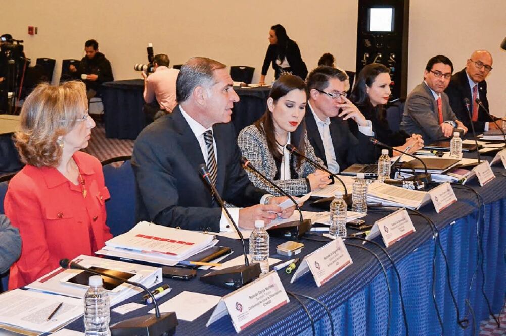 El gobernador Gabino Cué Monteagudo (segundo a la izquierda), durante la sesión extraordinaria del Consejo del Sistema Nacional de Transparencia.