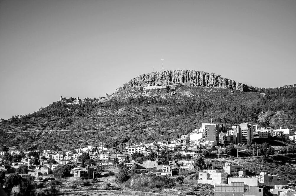 En la explanada del este cerro se ubica la capilla de Nuestra Señora del Patrocinio y el Mausoleo de los Hombres Ilustres, en donde se encuentran los restos de famosos músicos, compositores y dirigentes de luchas sociales zacatecanos. (CORTESÍA MISAEL C.)