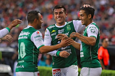 León pinta de esmeralda al Atlas