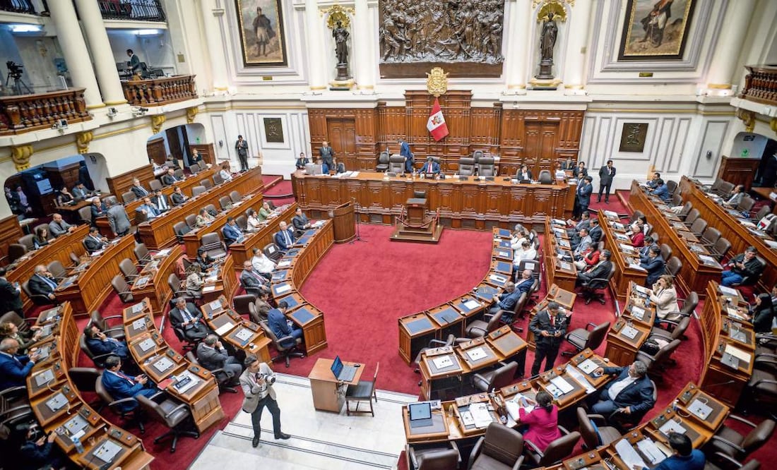 El Congreso de la República, en Lima. Casi todos los grupos políticos se sumaron al apoyo a medidas para remover a Boluarte por presunta “incapacidad moral”, tras señalar que no ha logrado frenar la ola criminal. Foto: John Reyes Mejia / EFE