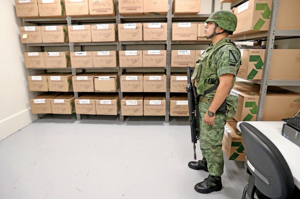 Las boletas fueron trasladadas del aeropuerto, bajo resguardo del Ejército, hasta una bodega en Iztapalapa. (ARIEL OJEDA. EL UNIVERSAL)