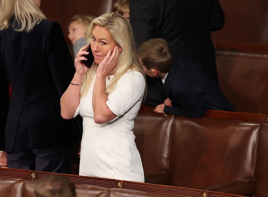 La republicana trumpista Marjorie Taylor Greene al hablar por teléfono tras la ronda para elegir a Mike Johnson como presidente de la Cámara de Representantes, en Washington. Foto: AFP