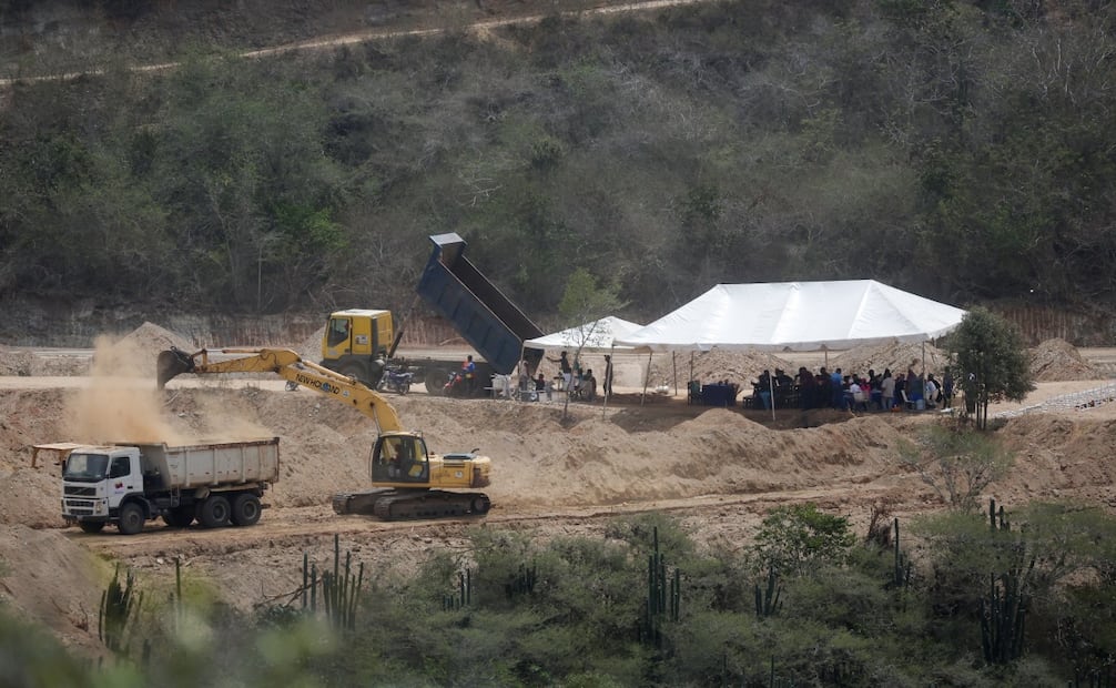 Personas trabajan en el cementerio municipal La Esperanza, ampliado para poder acoger a las víctimas del doble terremoto del 24 de junio en Venezuela, este viernes en Parroquia Carayaca, en La Guaira, Venezuela (10/07/2026). Foto: EFE