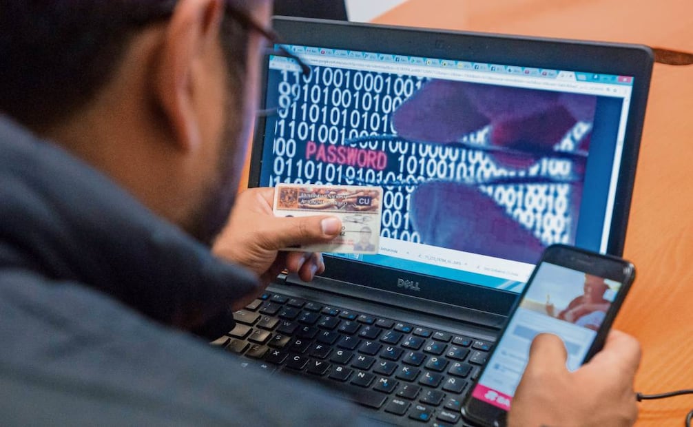 La liga que envían por mensaje de texto simula la app bancaria. Foto: Archivo / EL UNIVERSAL