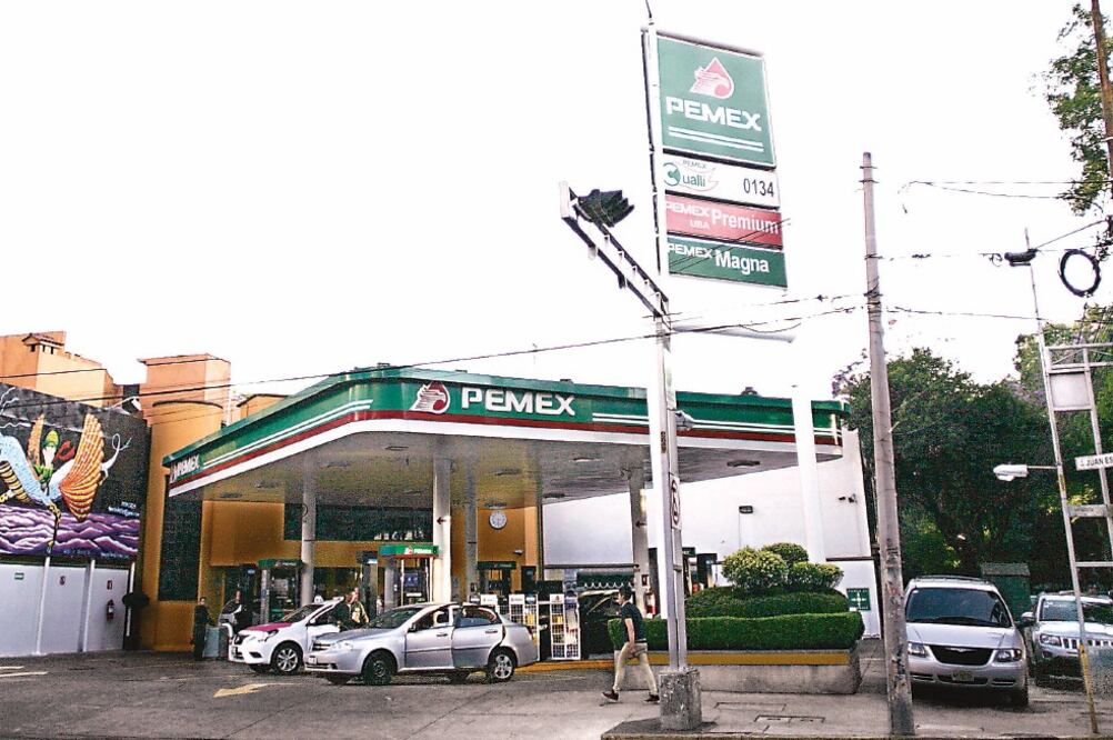Petróleos Mexicanos buscará posicionar la nueva marca entre los clientes aprovechando que hasta ahora sigue teniendo más de 11 mil estaciones de servicio distribuidas a lo largo del territorio nacional. (ARCHIVO EL UNIVERSAL)