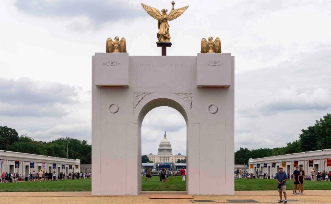 Una maqueta del Arco del Triunfo propuesto por el presidente de EU, Donald Trump, se exhibe en el complejo de monumentos National Mall, en Washington, el 27 de junio de 2026. Foto: AP