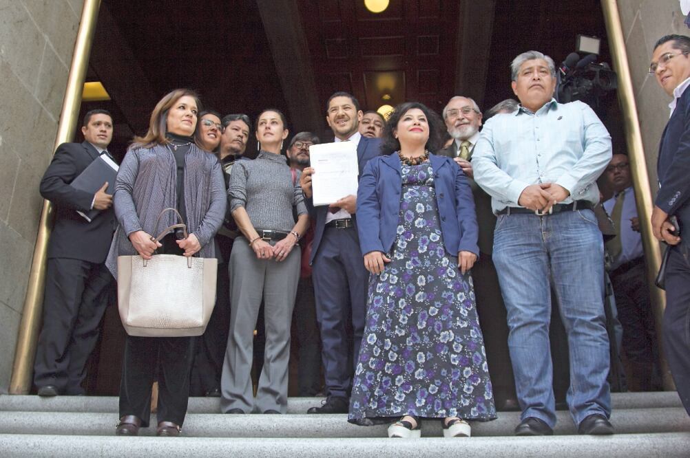 Martí Batres, César Cravioto y Clara Brugada, así como diputados locales y ex diputados constituyentes acudieron a las instalaciones de la SCJN para hacer entrega del documento con sus acusaciones (CORTESÍA ASAMBLEA)