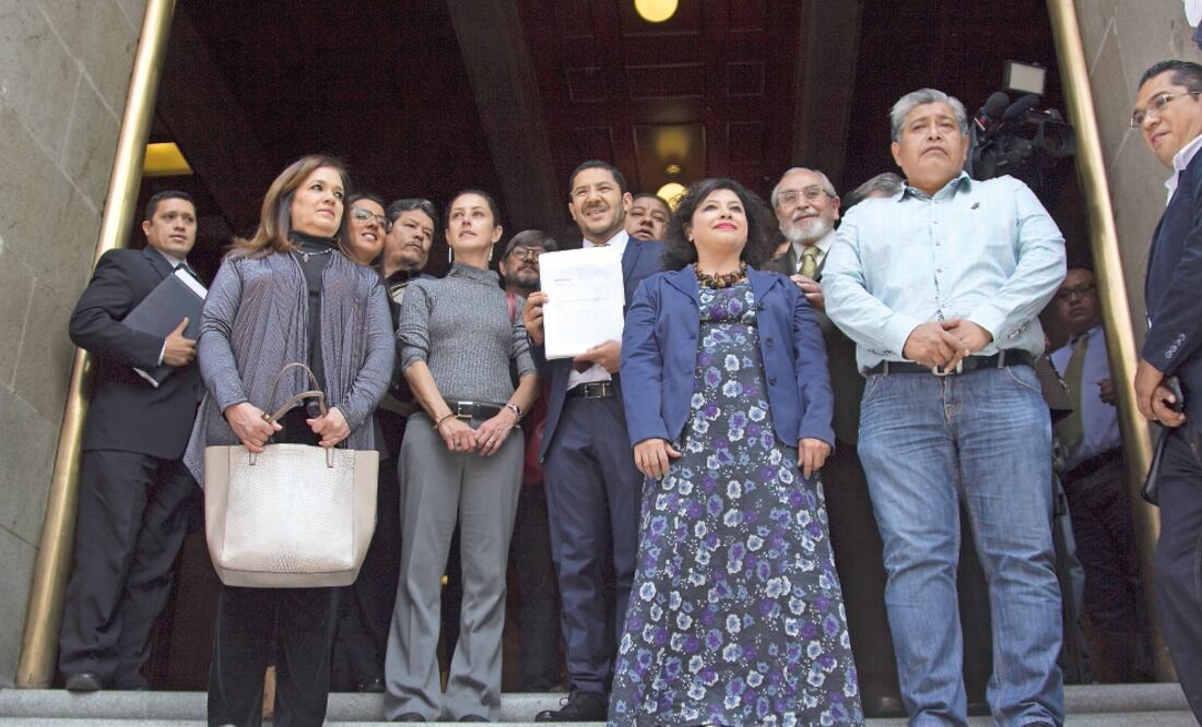 Martí Batres, César Cravioto y Clara Brugada, así como diputados locales y ex diputados constituyentes acudieron a las instalaciones de la SCJN para hacer entrega del documento con sus acusaciones (CORTESÍA ASAMBLEA)