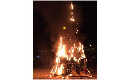 Se incendia árbol de Navidad en Ocotepec, Morelos