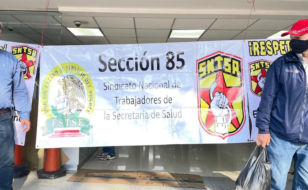 Trabajadores de la salud se manifestaron afuera del edificio de la dependencia para exigir mayor seguridad e higiene (08/04/2026). Foto: Especial