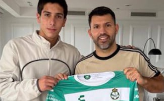El Kun Agüero posta con la camiseta de Santos Laguna por ser el representante de esta futura estrella de la Liga MX