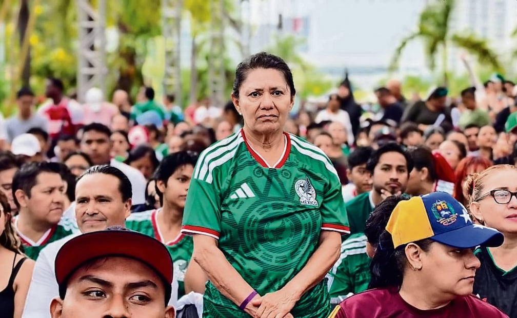 En Cancún, pese a la lluvia muchos aficionados disfrutaron el encuentro
México contra Sudáfrica, algunos con más angustia que otros. Foto: Adriana Varillas / EL UNIVERSAL