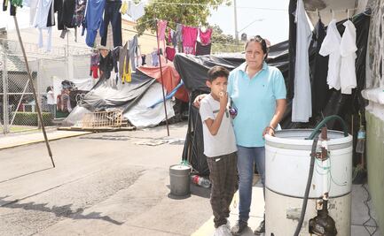 En Iztapalapa duermen, cocinan y lavan su ropa en la calle tras 19-S