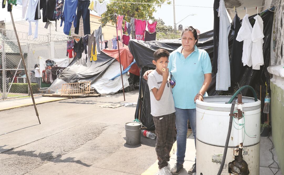 Luz María se organiza, junto con sus vecinos, para elaborar los alimentos que comerán cada día, las mujeres se turnan para realizar esta actividad y reparten los guisos a los demás. (BERENICE FREGOSO. EL UNIVERSAL)