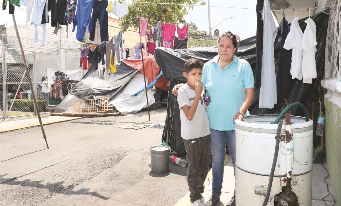 Luz María se organiza, junto con sus vecinos, para elaborar los alimentos que comerán cada día, las mujeres se turnan para realizar esta actividad y reparten los guisos a los demás. (BERENICE FREGOSO. EL UNIVERSAL)