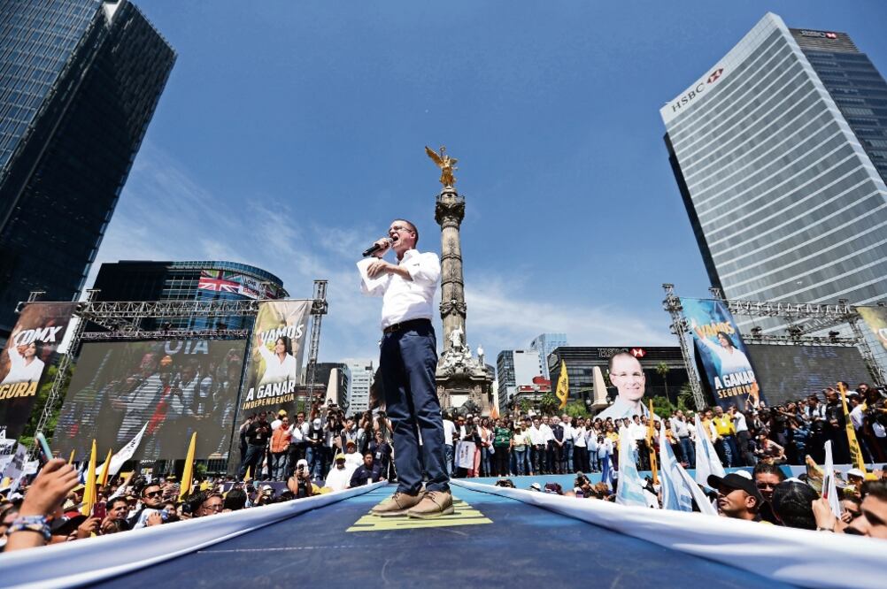 El candidato presidencial del Frente, Ricardo Anaya, durante una concentración ciudadana en el Ángel de la Independencia. Foto: ARIEL OJEDA. EL UNIVERSAL