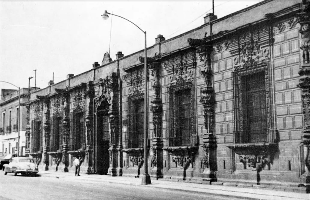 La antigua Casa de los Mascarones ubicada en la Ribera de San Cosme, en la colonia Santa María la Ribera, en una imagen de los años sesenta. El ícono de la cercana estación del Metro San Cosme representa uno de los balcones que adornan este famoso inmueble. Crédito: Col. Villasana-Torres