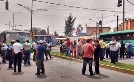 Bloquean av. Tláhuac por asaltos en transporte