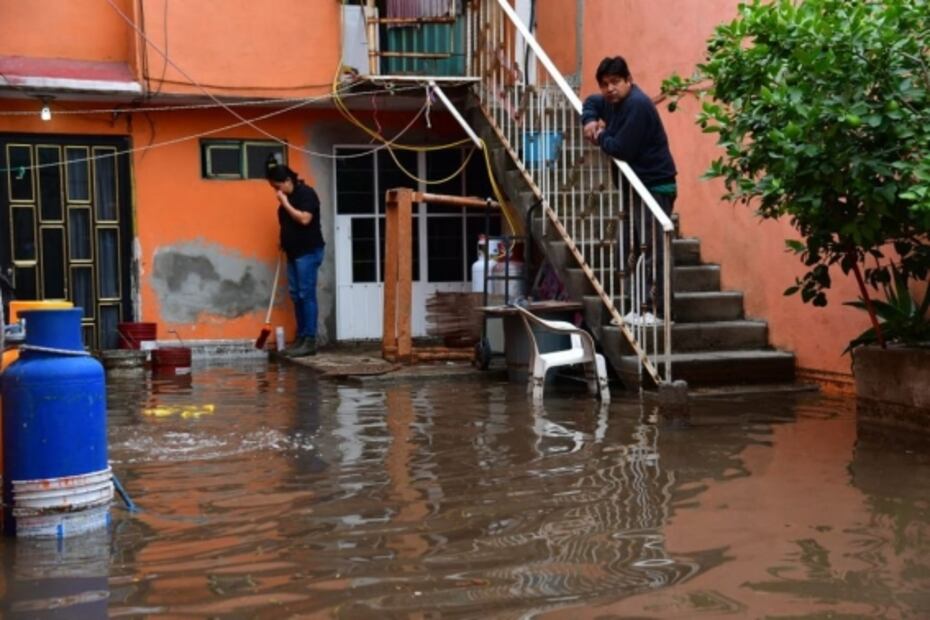 Trasladan en lanchas a personas afectadas por inundaciones en Ixtapaluca