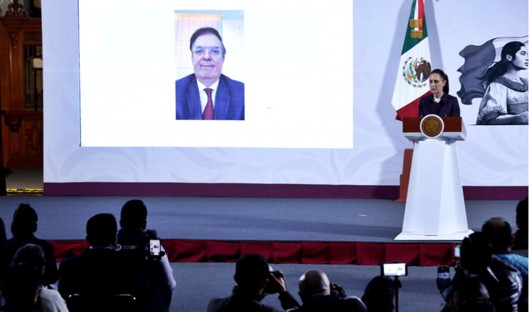 En videollamada desde Washington DC, el secretario de Economía, Marcelo Ebrard, destacó que México exporta cerca de 3 millones de automóviles a Estados Unidos, y surte el 40% de autopartes, y aclaró que mediante el T-MEC los vehículos constituidos en México no tendrán el 25% de arancel, sino tendrán un descuento, dependiendo de la integración que tengan de los componentes. Foto: Fernanda Rojas / EL UNIVERSAL