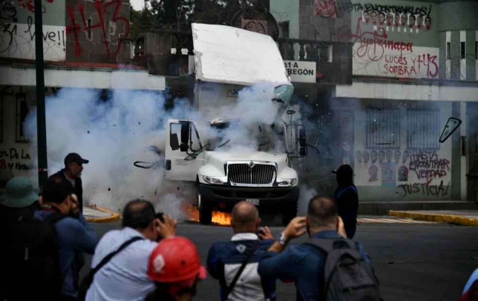 Normalistas de Ayotzinapa derribaron la puerta del Campo Militar Número Uno, con un camión que posteriormente incendiaron, en el marco al onceavo aniversario de la desaparición de los 43 estudiantes, en la Ciudad de México, el 25 de septiembre de 2025. Foto: Salvador Cisneros/EL UNIVERSAL