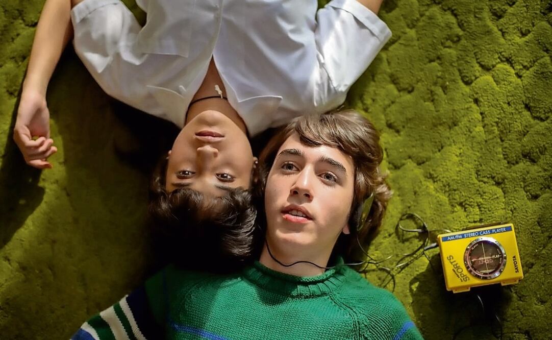 Camila Calónico interpreta a Marifer y Axel Madrazo a Memo en la historia sobre unos adolescentes que montan un negocio de tareas clandestinas. Foto: Prime Video